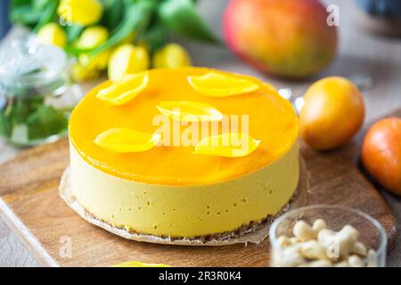 Nessuna torta cruda al forno con datteri, anacardi e mango Foto Stock