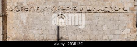 Fregio scultoreo con calendario agricolo, Cappella di San Galindo, Chiesa Parrocchiale di San Bartolomé, Campisábalos, Guadalajara, Spagna. Foto Stock