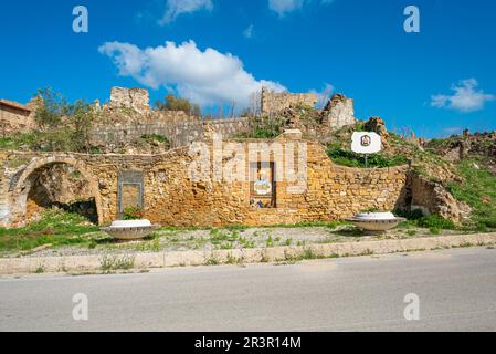 La valle di Belice con il borgo distrutto di Salaparuta in Sicilia Foto Stock