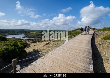 Passerella in legno a Cala Tortuga e bassa de Morella, Parco Naturale S'Albufera des Grau, Minorca, Isole Baleari, Spagna. Foto Stock