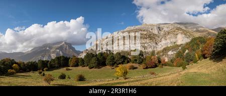 Boca de lo Infierno e Faxa de los Valencianos, valle di Hecho, valli occidentali, catena montuosa dei Pirenei, provincia di Huesca, Aragon, Spagna, europa. Foto Stock