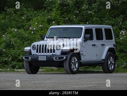 Jeep Wrangler illimitato Sahara off-Road con foresta sullo sfondo. Jeep Wrangler Sahara 4x4 bianco. Jeep per safari. CopySpace, editoriale, vancouve Foto Stock