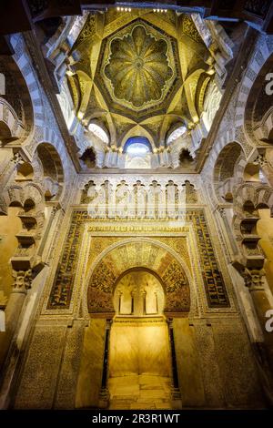 Puerta y cúpula de la maqsura, construida duranti la ampliación de Alhakén IIMezquita-Catedral de Córdoba, Andalusia. Foto Stock