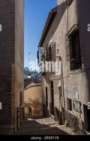 Strada acciottolata stretta in una giornata di sole a Granada, Spagna. Foto Stock