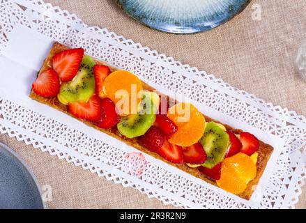 Sfoglia con crema pasticcera, fragole, mandarino e kiwi Foto Stock