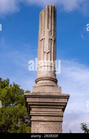 Colonna rotta, simbolo di esistenza interrotta, Cimitero di Alaró, Maiorca, Isole Baleari, Spagna. Foto Stock