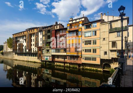 Tipiche case colorate sulla riva del fiume Agout a Castres Foto Stock