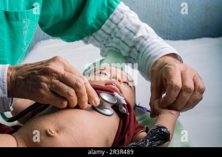 Consulta de pediatria, centro de Salud, Lancetillo ( La Parroquia), municipio de Uspantán, Quiche , sierra de Chamá, Guatemala, America centrale. Foto Stock