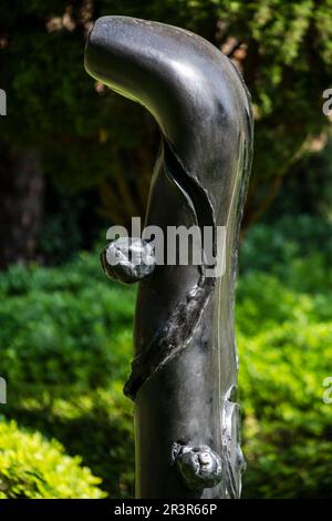 Joan Miró (spagnolo, 18931983), Figura, 1976, bronzo fuso a cera persa, giardino Marivent, Palma, Maiorca. Foto Stock