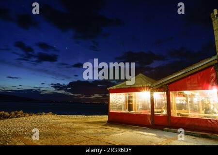 restaurante en la playa, puerto de Senj, condado de Lika-Senj, Croacia. Foto Stock