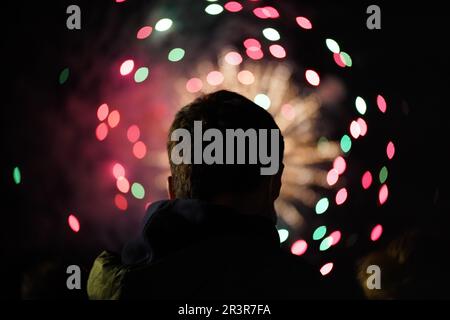 Un uomo ipnotico da fuochi d'artificio, Bastille giorno, Biarritz, estate 2021 Foto Stock