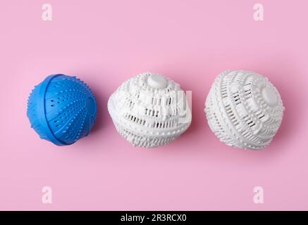 Palline per lavatrice su tavolo di legno bianco. Detergente sostitutivo per  bucato Foto stock - Alamy