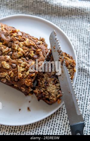 Pane fresco fatto in casa a base di banana con patatine al cioccolato e noci Foto Stock