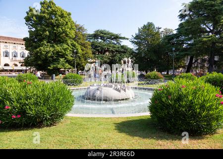 Verona, Italia - Giugno 2022: La Fontana delle Alpi, situata nel giardino di Piazza Bra. Foto Stock