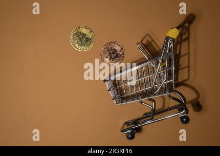 Bitcoin moneta d'oro con carrello acquisti o vendita di minerario commerciale concetto. Crisi finanziaria o inflazione BTC denaro d'oro. Acquisti online in tutto il mondo internet virtuale denaro spesa Cryptocurrency o cripto digitale sistema di pagamento. Lista della spesa Fattoria di moneta digitale nel cyberspazio digitale Foto Stock