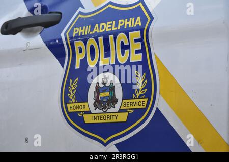 Logo della polizia di Philadelphia e sigillo su un incrociatore della polizia di Philadelphia sulla scena del crimine. Due persone hanno sparato, una persona ha dichiarato morto in una ripresa in piena luce del giorno a Filadelfia, Pennsylvania, Stati Uniti il 24 maggio 2023. Alle 2:51 ora orientale, mercoledì pomeriggio all'incrocio tra West Susquehanna Avenue e North Gratz Street, un maschio nero di 31 anni è stato sparato una volta nel braccio sinistro, una volta nella parte sinistra e una volta nella parte posteriore ed è stato trasportato all'ospedale dall'automobile riservata, più successivamente è stato pronunciato morto. La seconda vittima, un maschio nero di 28 anni è stato colpito uno ti Foto Stock