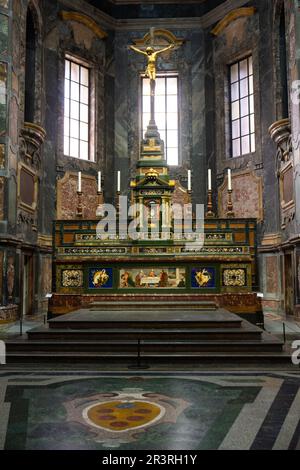 L'altare maggiore della Cappella dei principi, creato per la dinastia medicea, fu completato nel 1927-1937. Basilica di San Lorenzo. Firenze, Italia. Foto Stock