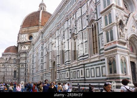 Il complesso del Duomo in marmo policromo presenta una facciata in stile gotico-revival del 19th. Firenze, Italia. Foto Stock