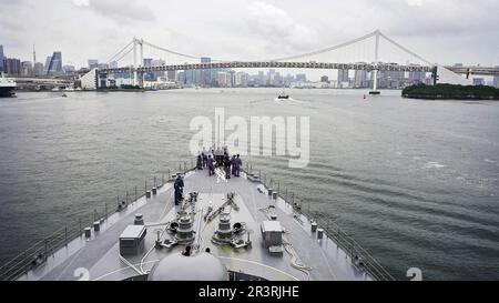 TOKYO (15 maggio 2023) membri del servizio della JMSDF (Japan Maritime Self-Defense Force) e membri della famiglia invitati e degli Stati Uniti I marinai della Marina si avvicinano al porto di Tokyo a bordo del cacciatorpediniere di classe Hatsuki JS Kashima (TV 3508) durante un transito da Yokosuka, Giappone. (STATI UNITI Foto della Marina di Daniel Barker, Chief Mass Communication Specialist) Foto Stock