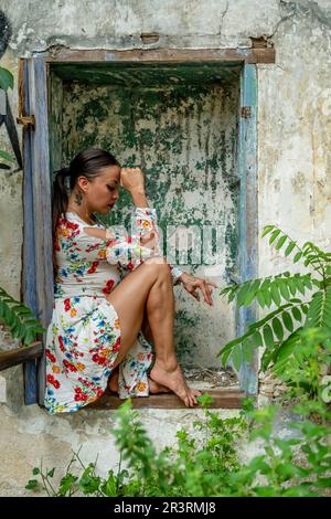 Un bel modello spagnolo posa nelle rovine abbandonate di Una Hacienda nella provincia messicana dello Yucatan Messico Foto Stock