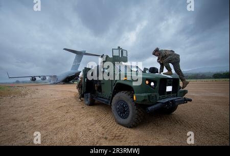 STATI UNITI Marines assegnato a 2nd battaglione, 7th Marines, 1st divisione Marine, pronto un veicolo tattico leggero comune pesanti portaerei al Schoonover Air Field negli Stati Uniti Army Fort Hunter-Liggett, California, 3 maggio 2023. Esercitazione Golden Phoenix è un'esercitazione di preparazione su larga scala ospitata dalla base dell'aeronautica di Travis con il supporto completo dello spettro dalle unità del socio per includere la 621st Contingency Response Wing, la base congiunta McGuire Dix Lakehurst, New Jersey, la 349th Air Mobility Reserve Wing Travis AFB, California e la prima forza di spedizione marina, Camp Pendleton, California. Lo scopo dell'esercizio Foto Stock
