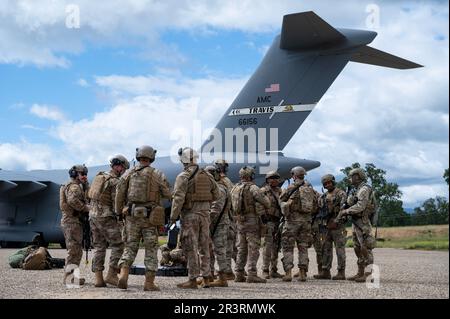 STATI UNITI Air Force Airmen assegnato alla 621st Contingency Response Wing, discutere le operazioni in prossimità di un C-17 Globemaster III al campo aereo di Schoonover negli Stati Uniti Army Fort Hunter-Liggett, California, 4 maggio 2023. Exercise Storm Crow è un esercizio di prontezza oltre a un esercizio su vasta scala, Golden Phoenix, ospitato dalla base dell'aeronautica militare Travis, con supporto completo da parte delle unità partner, che include la 621st Contingency Response Wing, la base congiunta McGuire Dix Lakehurst, New Jersey, la 349th Air Mobility Reserve Wing Travis AFB, California e la prima forza di spedizione marina, Camp Pendleton, Califo Foto Stock