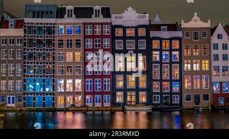 Amsterdam di notte con una casa colorata danzante nei canali di Amsterdam Foto Stock