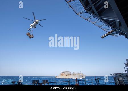 230524-N-KU796-1021 OCEANO PACIFICO (24 maggio 2023) un elicottero EC-225 Super Puma trasporta il carico dalla nave da carico secca di classe Lewis e Clark USNS Washington Chambers (T-AKE 11) alla portaerei USS Nimitz (CVN 68) durante un rifornimento in mare. Nimitz è presente negli Stati Uniti nel 7th Fleet e svolge operazioni di routine. 7th Fleet è la flotta statunitense La flotta numerata più grande della Marina, distribuita in avanti, interagisce e opera regolarmente con alleati e partner per preservare una regione indomPacifico libera e aperta. (STATI UNITI Foto Navy di Mass Communication Specialist 2nd Classe Samuel Osborn) Foto Stock