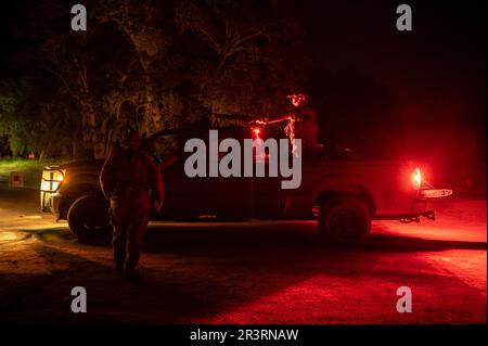 STATI UNITI I militari dell'aeronautica assegnati al team antincendio di 621st Contingency Response Wing, sorvegliano un punto di controllo di entrata durante un esercizio di addestramento sul campo congiunto presso il campo aereo di Schoonover negli Stati Uniti Esercito Fort Hunter-Liggett, California, durante l'esercizio di addestramento sul campo congiunto 6 maggio 2023. Exercise Storm Crow è un esercizio di prontezza oltre a un esercizio su vasta scala, Golden Phoenix, ospitato dalla base dell'aeronautica militare Travis, con supporto completo da parte delle unità partner, che include la 621st Contingency Response Wing, la base congiunta McGuire Dix Lakehurst, New Jersey, la 349th Air Mobility Reserve Wing Travis AFB, California e la F. Foto Stock