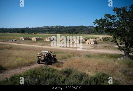 Un veicolo tattico per tutti i terreni MRZR Alpha Light, assegnato alla 621st Contingency Response Wing, California, guida vicino all'area di letto per CR Airmen presso lo Schoonover Air Field, negli Stati Uniti Esercito Fort Hunter-Liggett, California, durante un esercizio di addestramento sul campo congiunto 8 maggio 2023. Exercise Storm Crow è un esercizio di prontezza oltre a un esercizio su vasta scala, Golden Phoenix, ospitato dalla base dell'aeronautica militare Travis, con supporto completo da parte delle unità partner, che include la 621st Contingency Response Wing, la base congiunta McGuire Dix Lakehurst, New Jersey, la 349th Air Mobility Reserve Wing Travis AFB, California Foto Stock