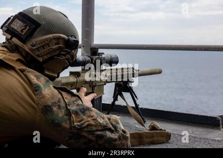 NEGLI STATI UNITI Marine con la 26th Marine Expeditionary Unit, utilizza un M110 SASS semi-automatico Sniper sistema di avvistare su una barca nemica simulata durante una parte di transito stretto simulato di Composite Training Unit Exercise (C2X), Oceano Atlantico, 21 maggio 2023. Il transito stretto ha simulato la nave d'assalto anfibio di classe Wasp USS Bataan (LHD 5), la nave di sbarco portuale di classe Harpers Ferry USS carter Hall (LSD 50) e la nave portuale di trasporto anfibio di classe San Antonio USS Mesa Verde (LPD 19) che entravano in contatto, ricevevano e restituiva il fuoco nemico da piccole imbarcazioni durante la formazione. C2X è l'ultimo in mare Foto Stock