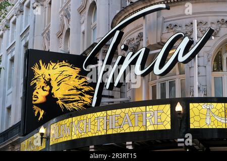 Londra, Regno Unito. 24th maggio, 2023. Scene generali al di fuori del Teatro Aldwych dove una produzione di Tina: The Tina Turner Musical è in mostra dal 2018. È stato annunciato dal suo pubblicista, che il carismatico Tennessee nato 'Regina del Rock 'n' Roll', è morto in pace questa sera all'età di 83 anni dopo una lunga malattia. Credit: Undicesima ora di Fotografia/Alamy Live News Foto Stock