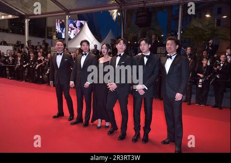 Cannes, Francia. 24th maggio, 2023. Han Jae-duk, Xa Bin Hong, Joong Ki Song, HYoung Seo Kim e Kim Chang-Hoon partecipano al tappeto rosso "la Passion De Dodin Bouffant" durante il 76th° festival annuale del cinema di Cannes al Palais des Festivals mercoledì 24 maggio 2023 a Cannes, Francia. Foto di Rocco Spaziani/UPI Credit: UPI/Alamy Live News Foto Stock