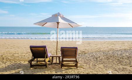 Sedie a sdraio sulla spiaggia di Koh Lanta, sedie a sdraio con ombrellone a bordo piscina Foto Stock