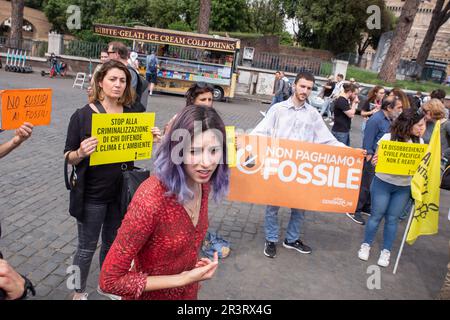 Roma, Italia. 24th maggio, 2023. Ester Goffi, attivista dell' ultima generazione, durante il sit-in di fronte a Castel Sant'Angelo (Foto di Matteo Nardone/Pacific Press) Credit: Pacific Press Media Production Corp./Alamy Live News Foto Stock