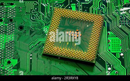 Primo piano dei microchip e dei pin sul circuito del processore PC della CPU principale Foto Stock