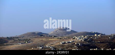 Una vista lontana di Herodion ( Har Hardus ) nel deserto della Giudea in Palestina / Israele. Foto Stock