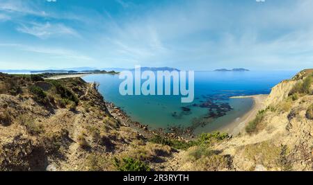 Mattina mare costa rocciosa del paesaggio (Narta Laguna, Valona Albania). Foto Stock