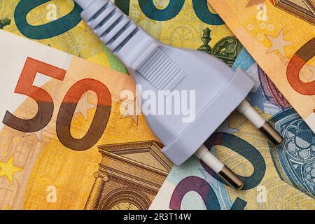 Spina elettrica grigia sulla valuta dell'euro, primo piano Foto Stock