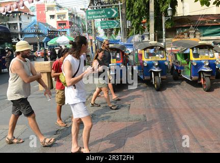 Viaggiatori a piedi nella zona Khaosan Road a Bangkok, Thailandia. Foto Stock