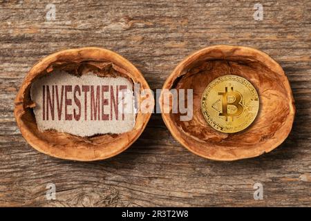 Guscio in noce cracked con bitcoin dorato e ISCRIZIONE D'INVESTIMENTO Foto Stock