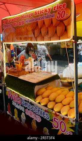 Un venditore di riso Sticky Mango a Bangkok, Thailandia. Foto Stock