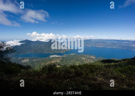 Volcán San Pedro, suroeste de la caldera del lago de Atitlán en Guatemala. Tiene una altitud de 3,020, lago de Atitlán, Guatemala, America Centrale. Foto Stock