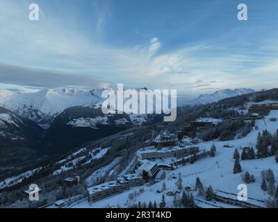 Vista aerea. Sorvolando le alte montagne in splendide nuvole. Ripresa aerea da drone. Nuvole di inquinamento atmosferico su Sarajevo in Foto Stock