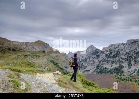 Escursionista frente al Barranco de Petrachema, Linza, Parque Natural de los Valles Occidentales, Huesca, cordillera de los Pirineos, Spagna, Europa. Foto Stock