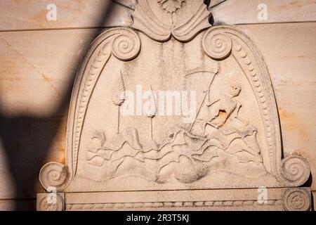 Morte con una falce che riposa accanto ad alcuni cipressi, cimitero comunale Inca, fondata nel 1820, Maiorca, Isole Baleari, Spagna. Foto Stock