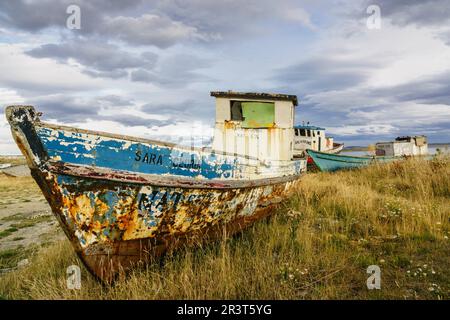 Barca varada, Puerto Natales, Región de Magallanes , Antártica Chilena, Patagonia, República de Chile,América Del Sur. Foto Stock