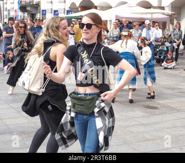 Linz, Austria. 20th maggio, 2023. Due ragazze sono viste ballare nella piazza principale (Hauptplatz). Credit: SOPA Images Limited/Alamy Live News Foto Stock