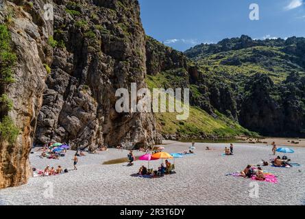 Turisti sulla spiaggia di ciottoli, Torrent de Pareis, SA Calobra, Maiorca, Isole Baleari, Spagna. Foto Stock