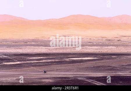 ciclisti in pista. Erg Chebbi. Merzouga. Tafilalt. Marocco. Foto Stock